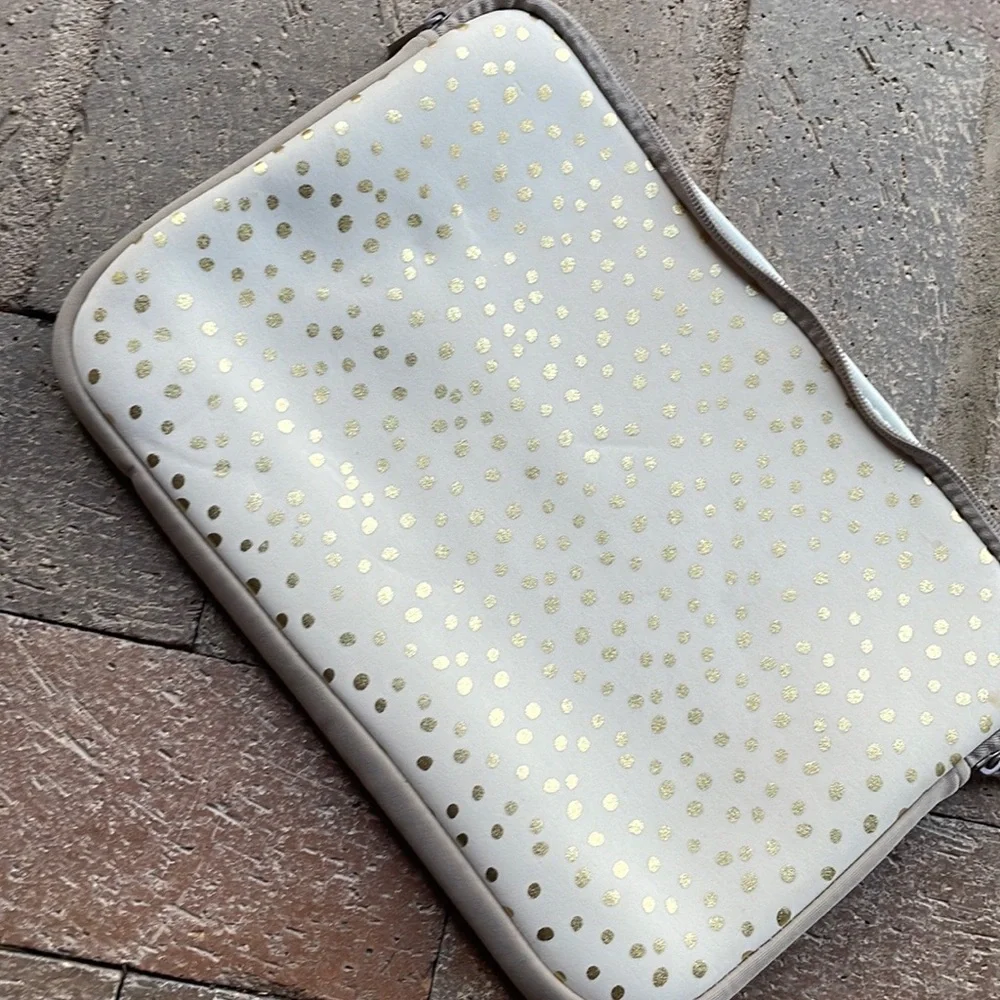Laptop or tablet bag cream with gold polka dots